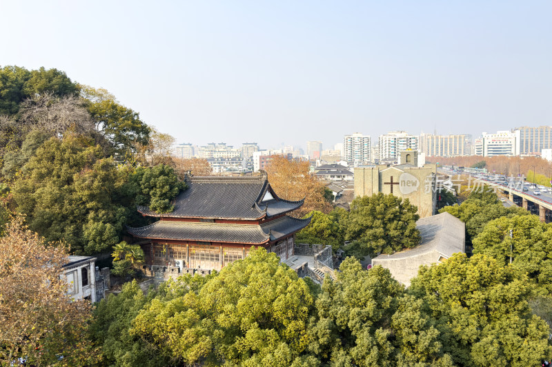 绿树掩映中的杭州鼓楼景区