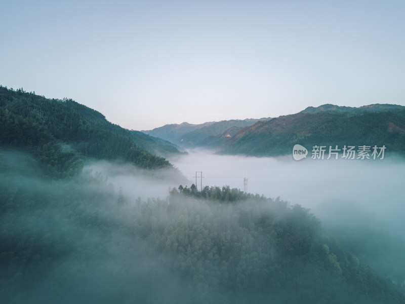 广西桂林资源县山川之中的云雾