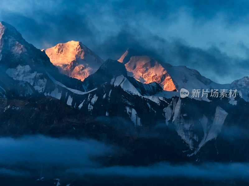 绝美的日照金山