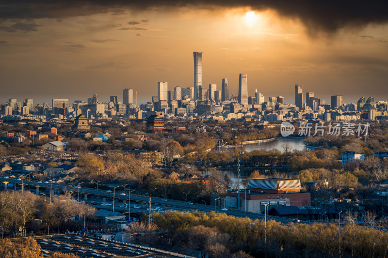 北京黄昏下的北京城市天际线全景