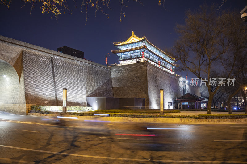 西安夜晚古城墙城门及街道景象