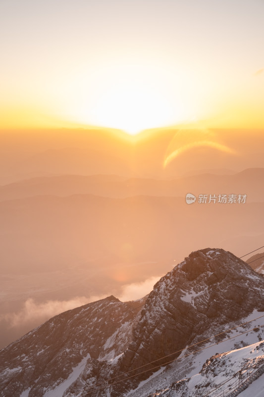 雪山日出壮丽景色
