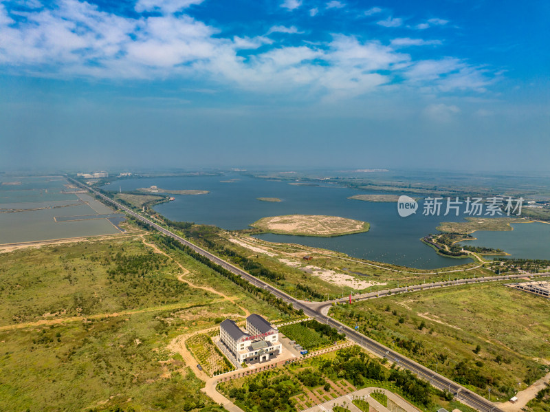 河北唐山曹妃甸航拍公路旁的湖泊自然风景