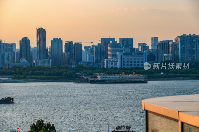 武汉武昌万象城落日剧场，长江沿线江滩落日