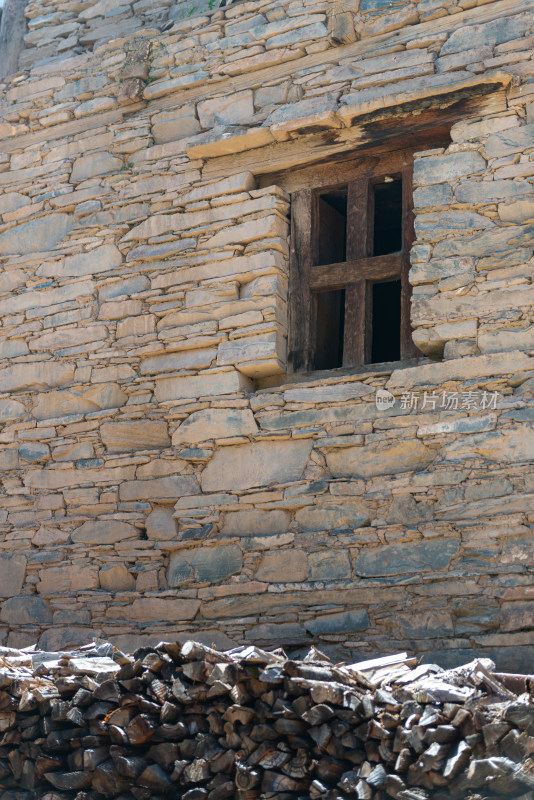 阿坝的民居石墙窗户