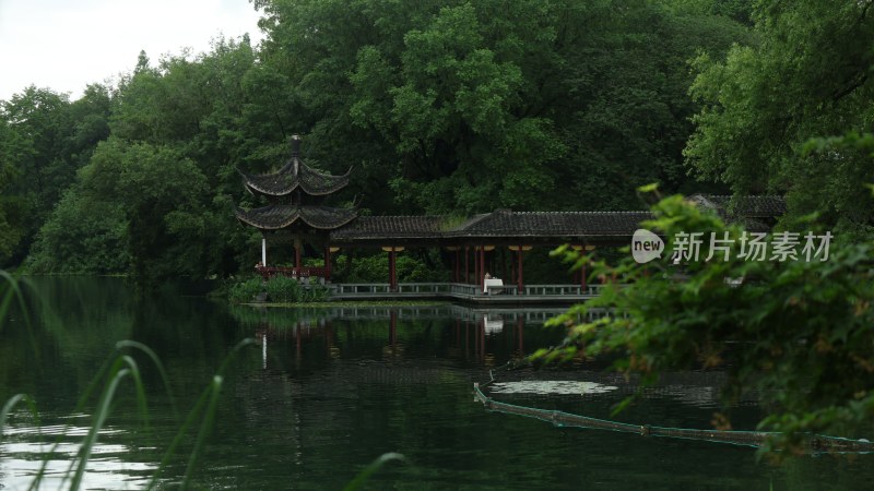 湖畔中式亭台楼阁景观