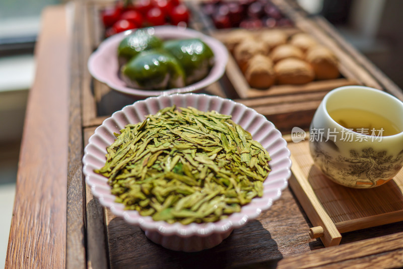 桌子上的茶,茶叶与青团