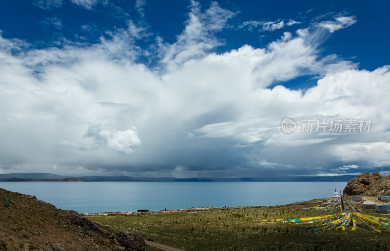 西藏高原湖泊纳木措圣湖蓝天白云自然风光