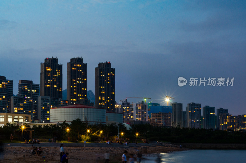 青岛小麦岛，夜幕下的城市和沙滩