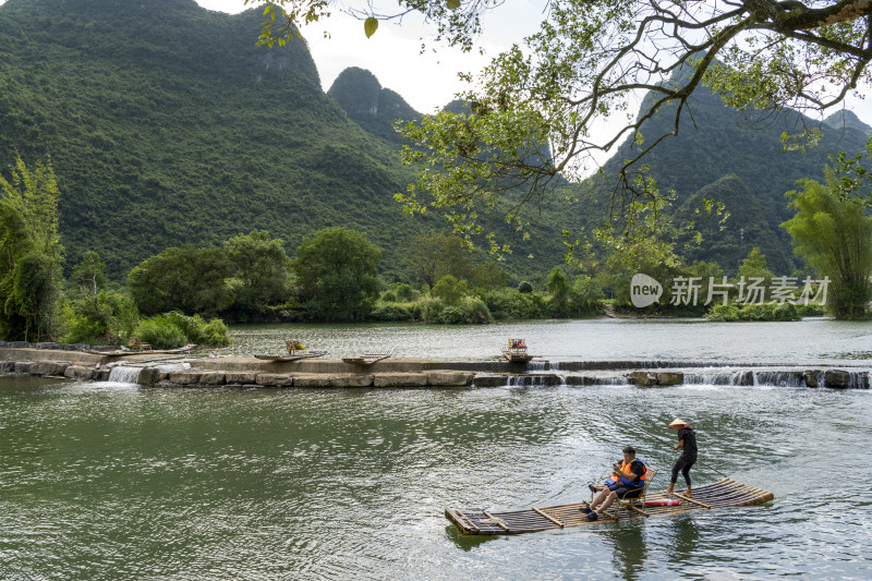 阳朔遇龙河竹筏漂流