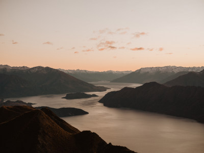 新西兰Roys Peak 日出时刻的罗伊峰山顶