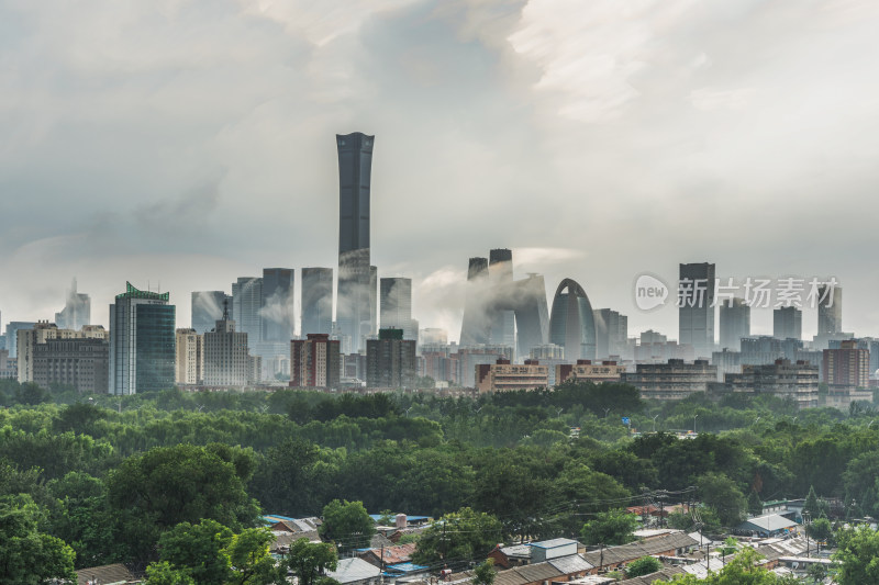 北京云雾缭绕中的北京城市建筑景观