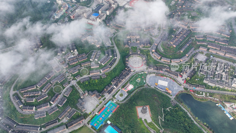 4k航拍晴隆阿妹戚托小镇 云雾缭绕小镇