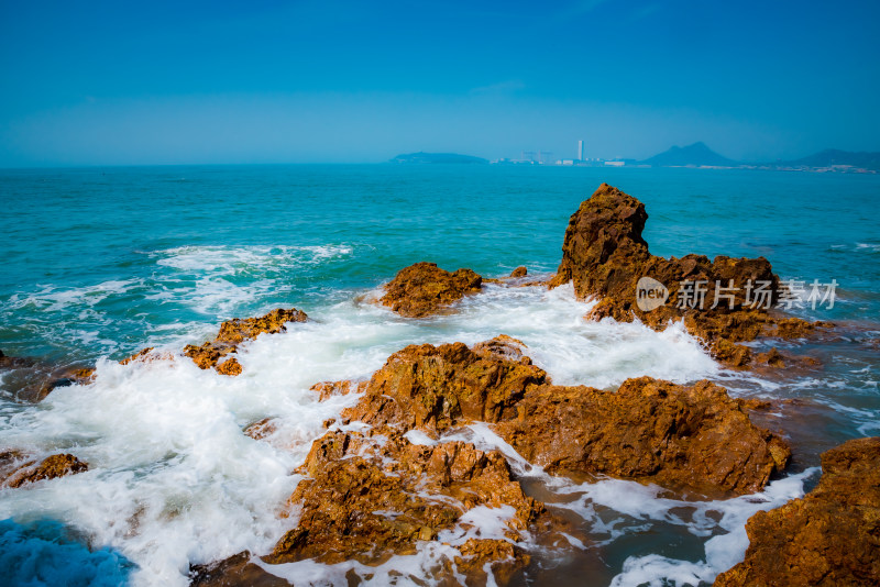 海浪礁石大海海岸线