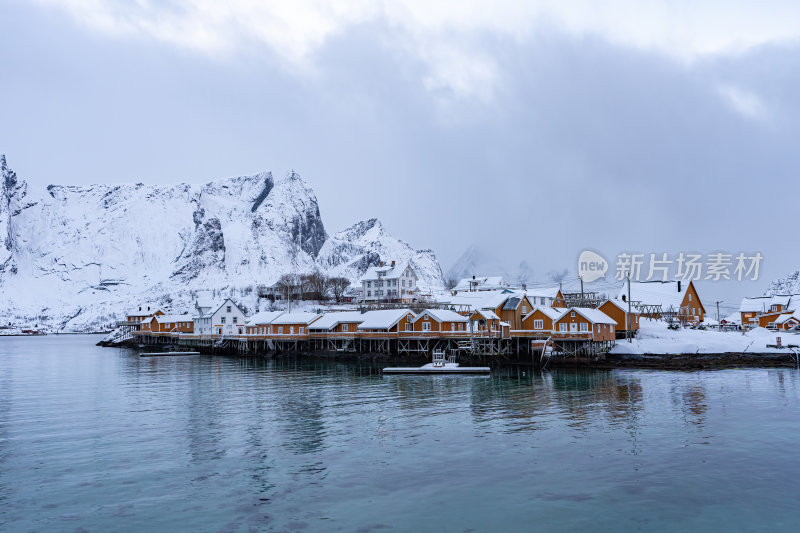 挪威罗弗敦群岛北极圈雷纳冬季雪景渔船风光