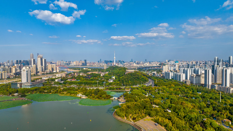 湖北武汉地标之龟山电视塔与月湖风景区