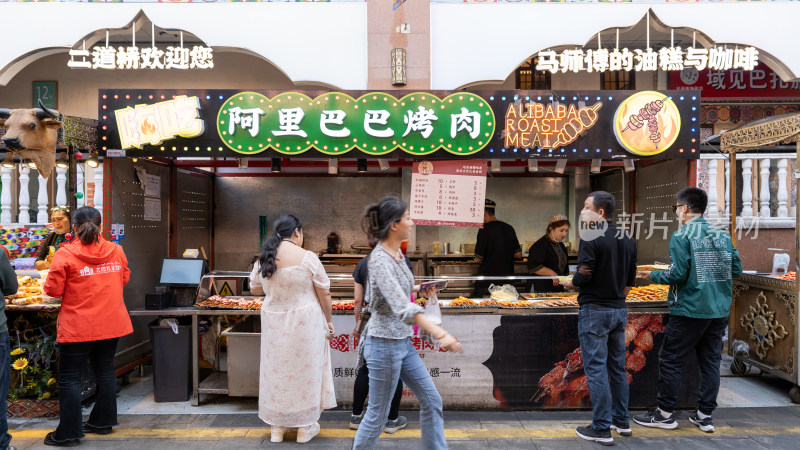 中国新疆国际大巴扎美食街的游客们