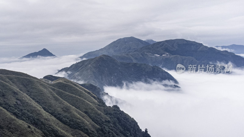 武功山云雾缭绕的山间壮观云海自然景观