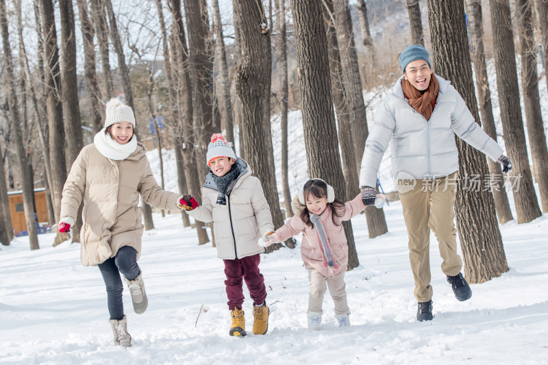 欢乐家庭在雪地里奔跑