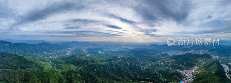 曙光中从北京西山高空俯瞰城市光影