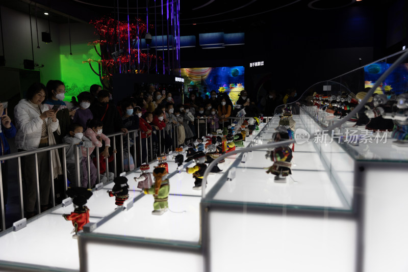 中国科学技术馆56个民族机器人会表演节目
