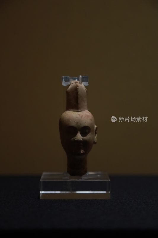 古代陶制人头像特写