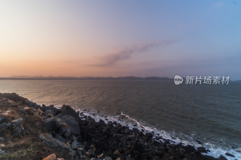 海边岩石旁的黄昏海景