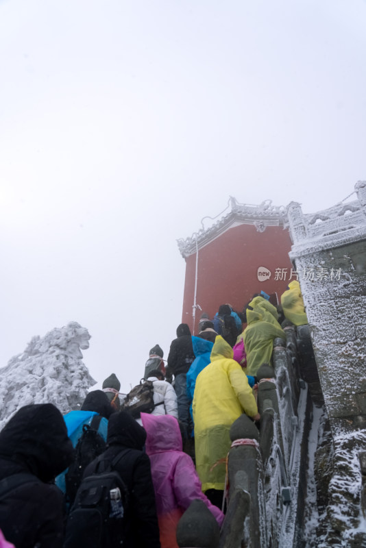 湖北武当山景区冬天大雪雾凇古建筑旅游