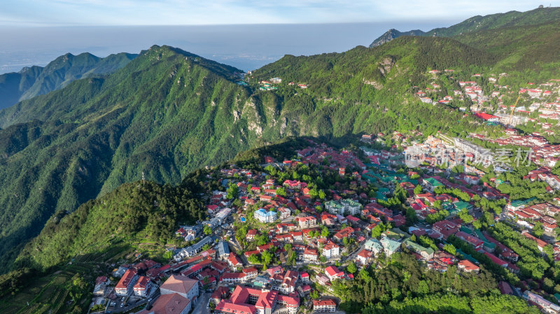 庐山风光枯岭镇特色建筑山顶小镇的壮丽景色