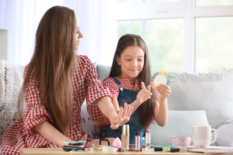 母女在家一起玩化妆游戏