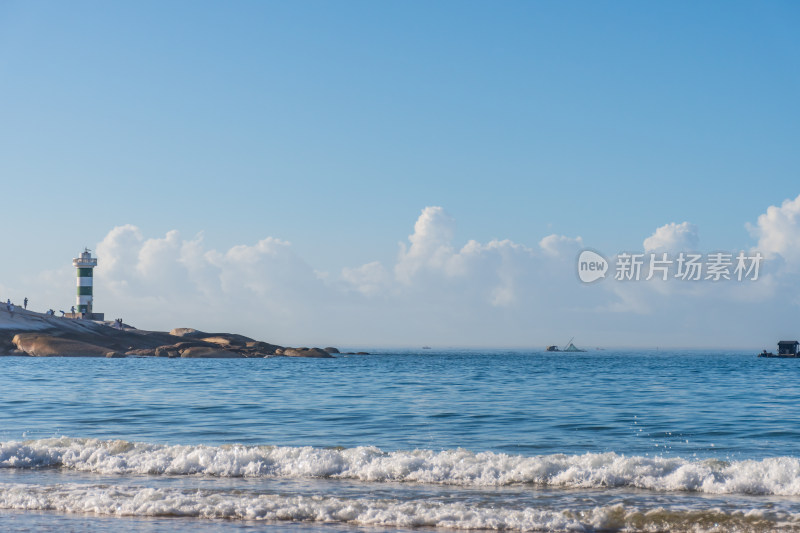 东山岛海边蓝天白云风景