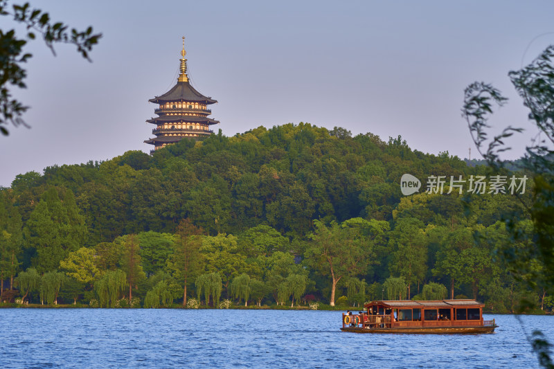 西湖的金色夕阳美景