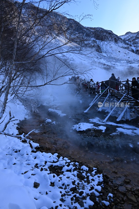 雪后山间栈道上有游客的场景