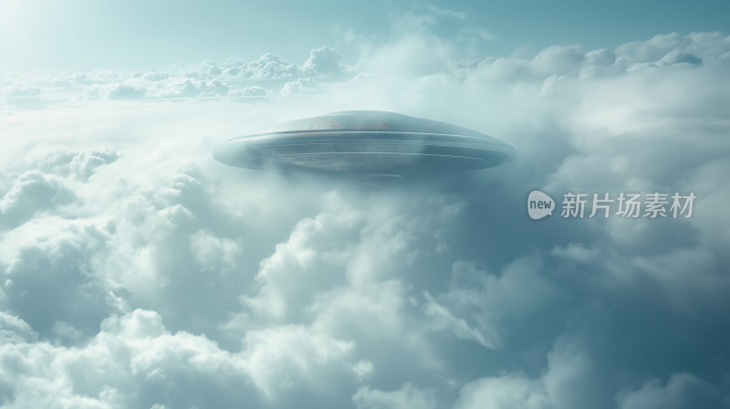 云雾缭绕的奇遇：不明飞行物穿梭于云层之中
