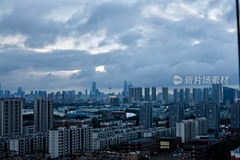 雨中的城市