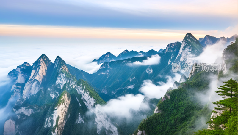 云雾缭绕的壮丽华山山景