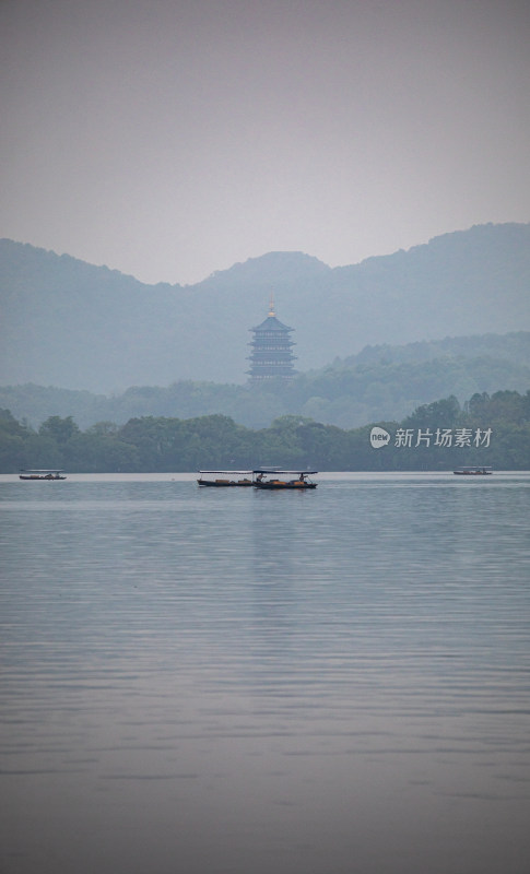 雾色中的西湖山水雷峰塔景观