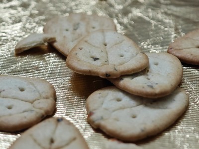 金色背景上放置着的美味饼干