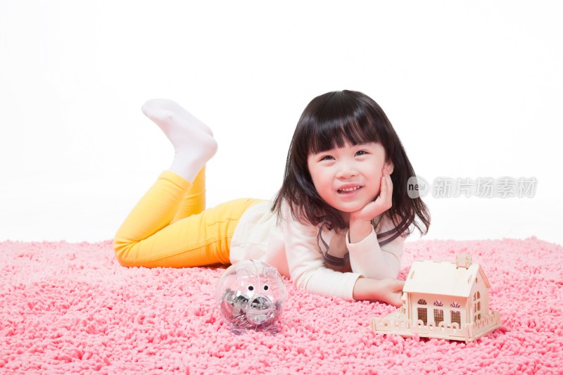 可爱的小女孩和房子模型