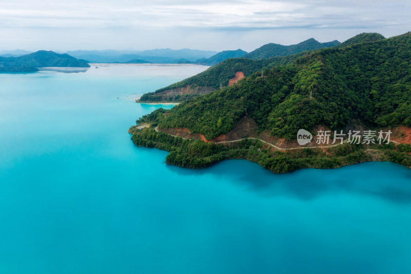 江西上饶德兴铜矿尾矿蔚蓝湖泊