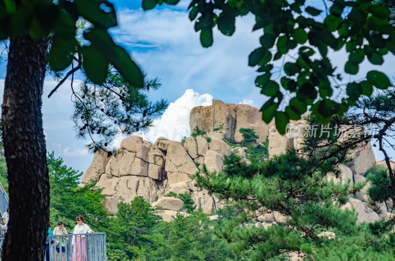 青岛崂山仰口景区，山后有一大团白云