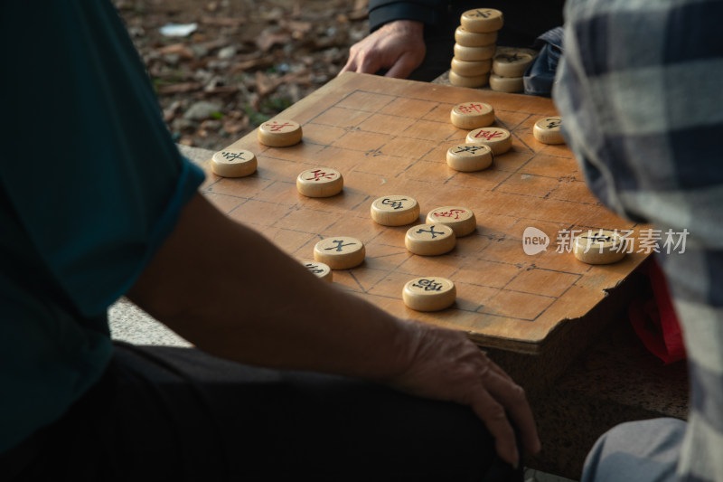 几个男人在户外下中国象棋的场景