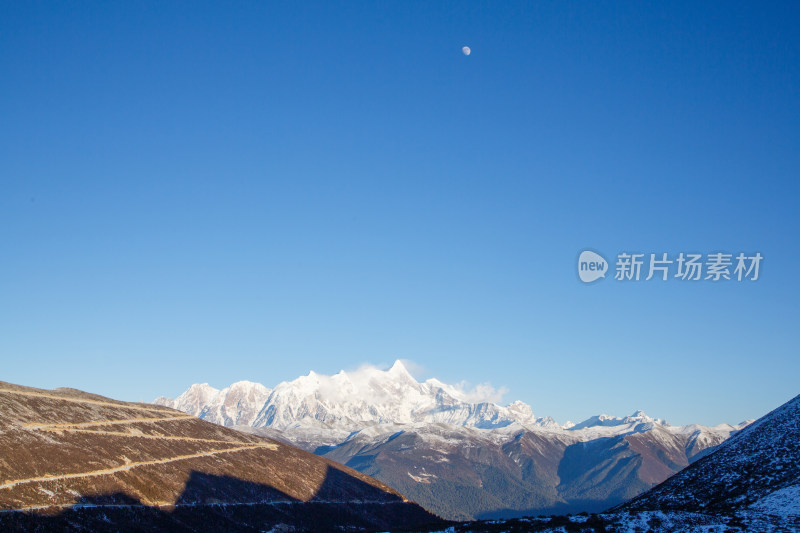 西藏林芝冬季南迦巴瓦峰蓝天白云下的雪山