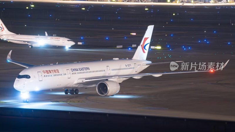 中国东方航空飞机在机场的夜景画面