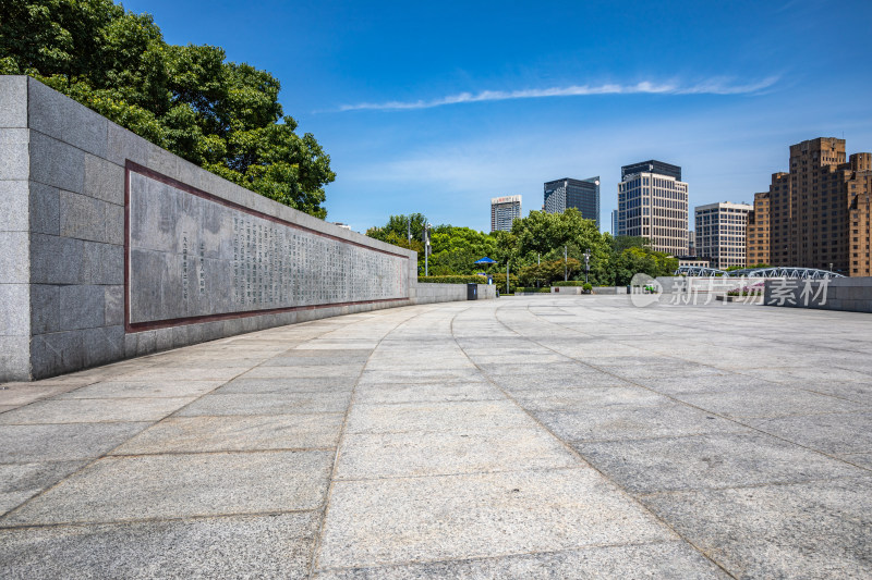 上海外滩外白渡桥陆家嘴黄浦江城市景观