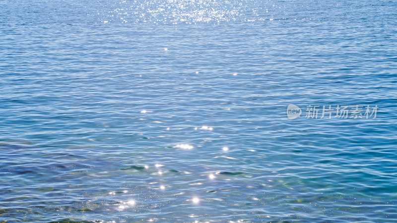 新疆赛里木湖湖面波光粼粼