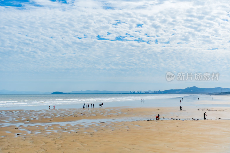 海滩上漫步的人群与海景