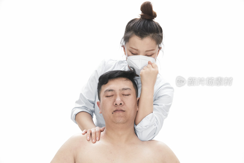 专业按摩师为男子进行身体按摩