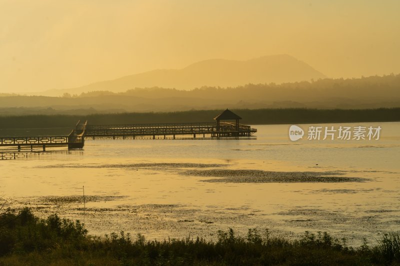 湖畔黄昏木质栈桥风景