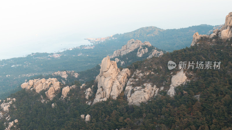 高山岩石与植被相间的自然风光